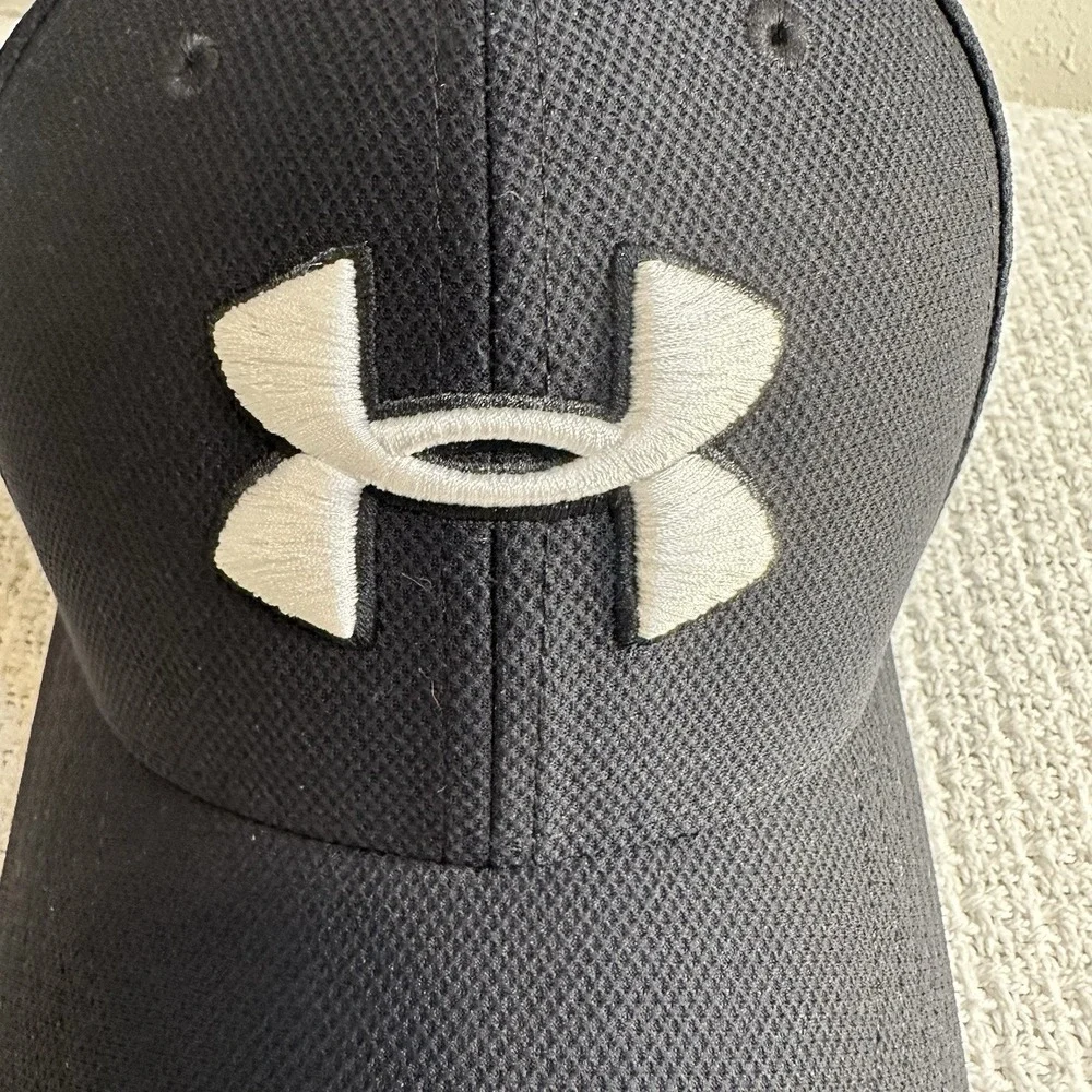 Under Armour Youth Blitzing Black Flex Fitted Hat Size YSM/YMD Kids Baseball Cap